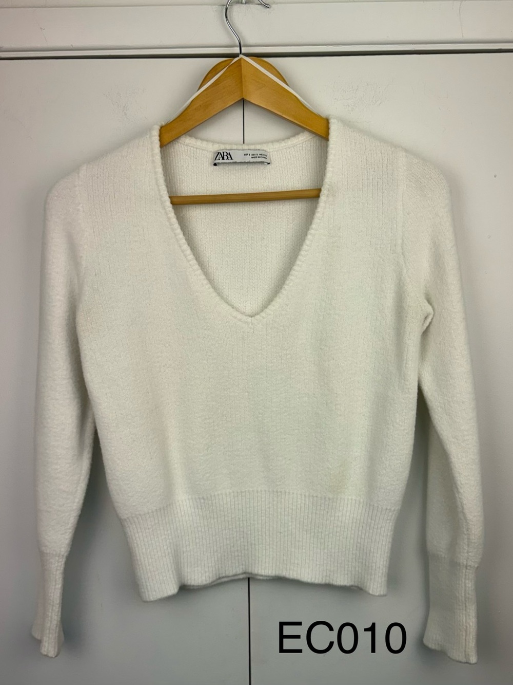 ZARA Cream V-Neck Women's Sweater S
